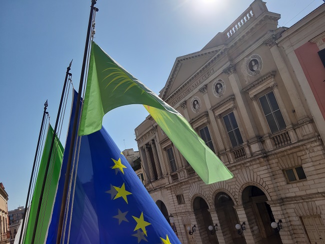 la città di barletta con il popolo curdo, issata bandiera a palazzo di città