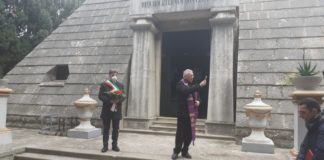 fiori e una preghiera per i defunti del cimitero di barletta