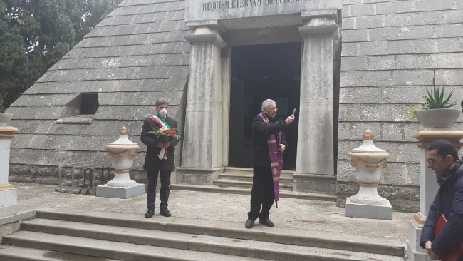 fiori e una preghiera per i defunti del cimitero di barletta