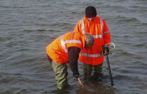 due operatori di bonifica bellica all'opera