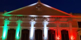 illuminata con i colori della bandiera italiana la facciata della sede del comune di bari