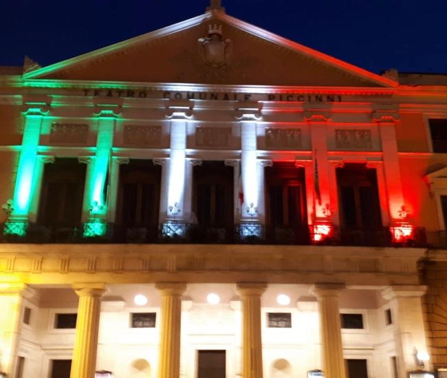 illuminata con i colori della bandiera italiana la facciata della sede del comune di bari