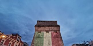 illuminata con i colori della bandiera italiana la torre di torre a mare