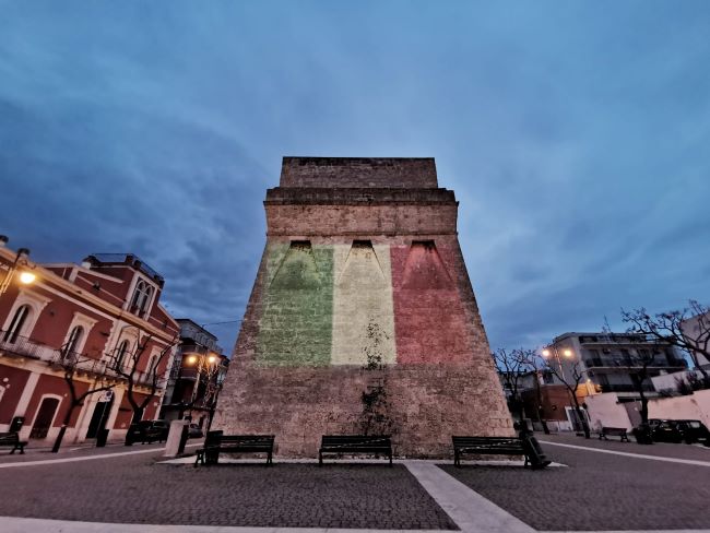 illuminata con i colori della bandiera italiana la torre di torre a mare