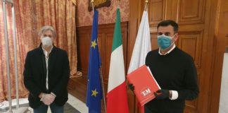 sindaco riceve impresa che dona 3000 euro di buoni spesa