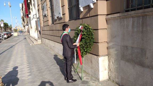 42° anniversario dell'assassinio di aldo moro, il sindaco depone una corona d'alloro sotto la targa commemorativa affissa a palazzo di città