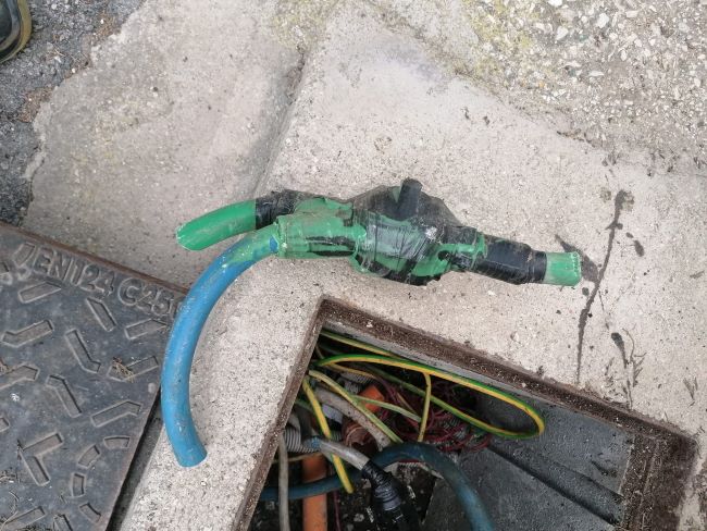 vasta area del cimitero al buio ignoti recidono cavi alimentazione elettrica