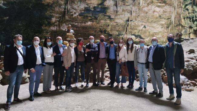 gruppo con lopalco in grotta