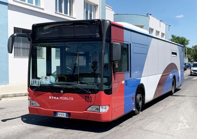 un pullman di kyma mobilità amat taranto