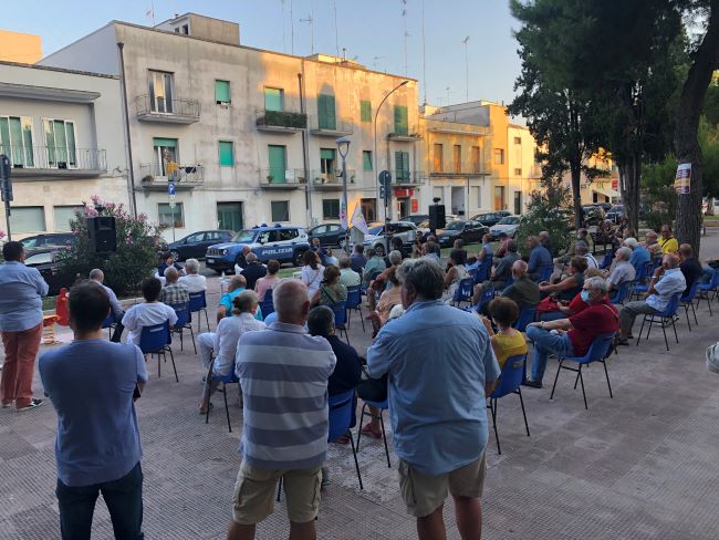 incontro in piazza
