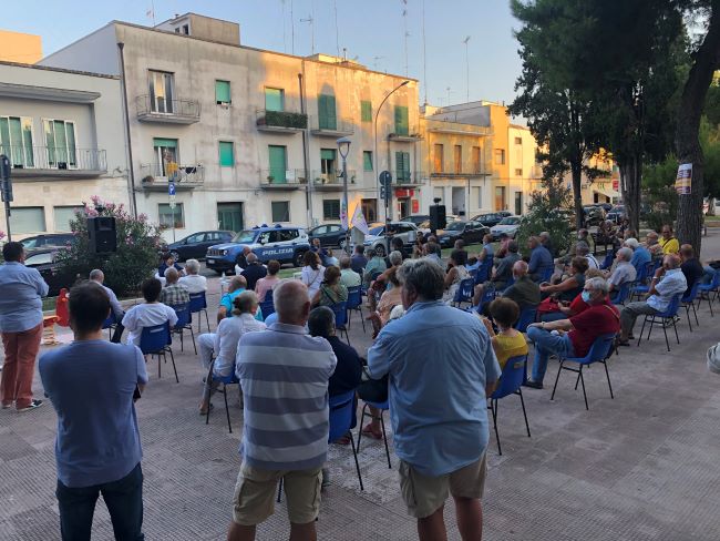 incontro in piazza