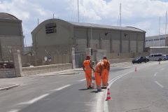 lavori per la realizzazione della pista ciclabile light sul lungomare di san cataldo