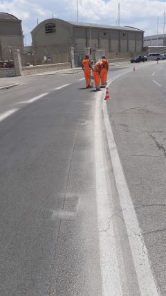 lavori per la realizzazione della pista ciclabile light sul lungomare di san cataldo