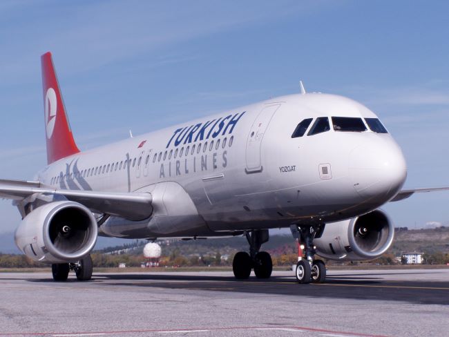 l'aereo della turkish airlines che fa la tratta bari-istanbul