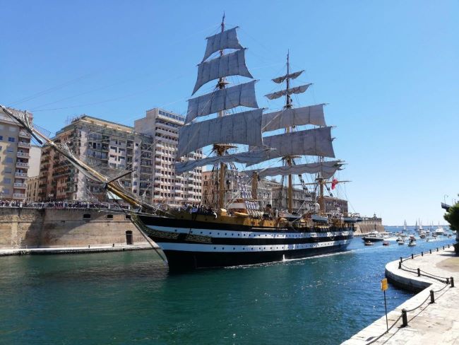 nave amerigo vespucci taranto