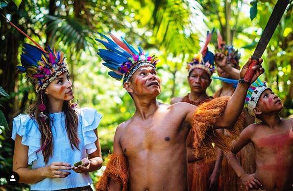 vanesa, miss pogress international 2019, con gli indigeni yagua in amazzonia