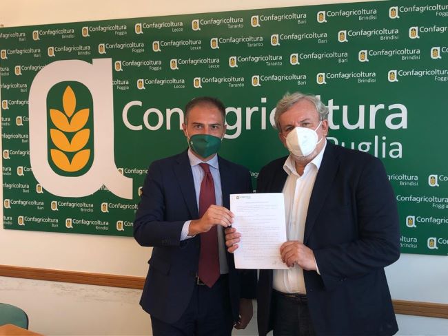 confagricoltura puglia, anche michele emiliano ha firmato il contratto con gli agricoltori