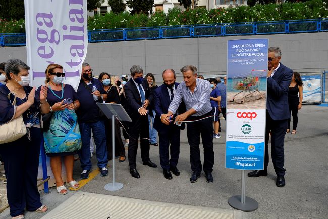 consegna a brindisi del dispositivo seabin per la pulizia del mare