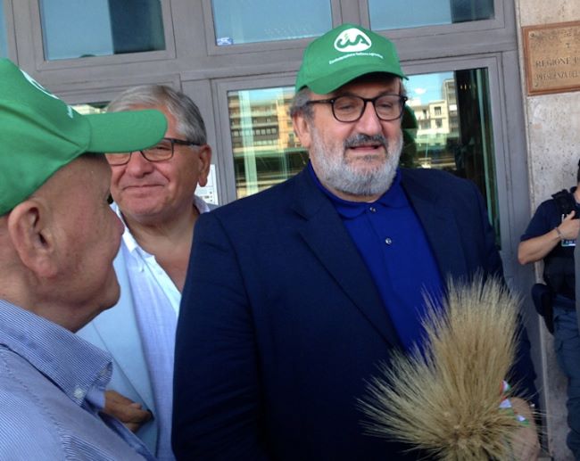 michele emiliano con il cappellino cia puglia