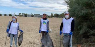 i volontari la via della felicità ripuliscono dai rifiuti la spiaggia di ponente a barletta