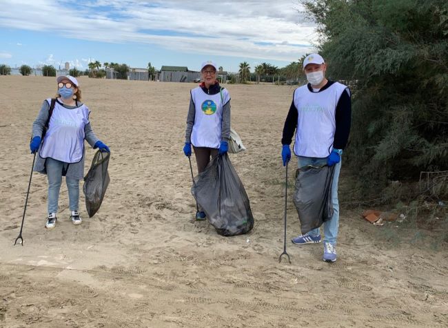 i volontari la via della felicità ripuliscono dai rifiuti la spiaggia di ponente a barletta