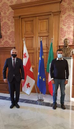 incontro del sindaco decaro con il console generale di georgia