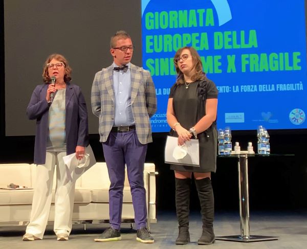 intervento edda rdito con 2 ragazzi Xx fragile su palco