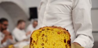 panettone (con cameriere che lo tiene nel vassoio)