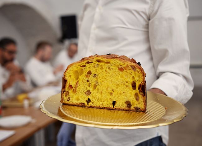 panettone (con cameriere che lo tiene nel vassoio)