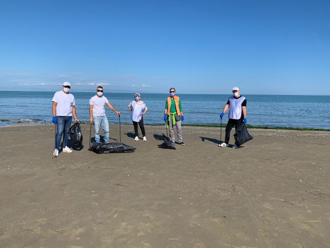 raccolta di rifiuti abbandonati nella città di barletta