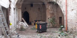 interventi di pulizia e sanificazione dal guano di Palazzo Bonelli, sant'Andrea ed ex Anagrafe. Grazie per la collaborazione e buon lavoro, Maria Pia Garrinella Comunicato stampa Pulizia, sanificazione e installazione sistemi integrati anti volatili Interventi a Palazzo Bonelli, ex Anagrafe, ex carcere di Sant’Andrea Barletta, venerdì 13 novembre 2020 - Sono cominciati e andranno avanti fino a lunedì prossimo gli interventi di bonifica di Palazzo Bonelli, dal guano dei volatili e dei piccioni in particolar modo. Si tratta di una operazione complessa, affidata dal comune di Barletta, Settore Ambiente, alla ditta Protecta srl di Altamura, che si occuperà anche, subito dopo, della bonifica dell’ex Anagrafe di via Cialdini e dell’ex carcere di Sant’Andrea. Per Palazzo Bonelli, però, tale intervento si rende ancora più necessario e importante, perché consentirà agli incaricati della Sovrintendenza di Foggia e Bat, già a partire dalla prossima settimana, di accedere in sicurezza all’immobile storico per la verifica dello stato dei luoghi, propedeutica alla progettazione, quale stazione appaltante, di interventi di messa in sicurezza e restauro, allo scopo di garantire la conservazione di questo bene culturale che sarà recuperato dal punto di vista funzionale grazie a un finanziamento ministeriale. L’intervento di Protecta prevede due fasi, quella della bonifica igienico – sanitaria, con la rimozione del guano, dei nidi e delle eventuali carcasse, e la disinfezione di tutte le superfici interessate, secondo procedure e protocolli consolidati; il guano rimosso viene raccolto e debitamente smaltito in apposite discariche. A operare ci sono addetti specializzati muniti di tutti i dispositivi di protezione individuale. La seconda fase prevede l’installazione di sistemi integrati di protezione anti volatili, che consistono in barriere antintrusione, reti che vanno a chiudere eventuali accessi e dissuasori a sproni in acciaio. “E’ doveroso - hanno detto il sindaco Cosimo Cannito e l’assessore all’Ambiente Ruggiero Passero - garantire la conservazione degli edifici storici che fanno parte del nostro patrimonio”: “Si tratta di interventi non più procrastinabili – proseguono il primo cittadino e l’assessore Passero - perché il guano, oltre a sporcare e danneggiare i monumenti arrivando a corrodere le pietre e favorendone il degrado, rappresenta anche un pericolo dal punto di vista igienico - sanitario, per la presenza di agenti patogeni e parassiti che sono veicolo di trasmissione di malattie infettive”. Gli interventi costeranno in totale 53.000 euro iva inclusa, nello specifico 14.725 per Palazzo Bonelli, 12.825 per l’ex Anagrafe di via Cialdini e 15.200 per l’ex carcere di sant’Andrea, oltre iva.