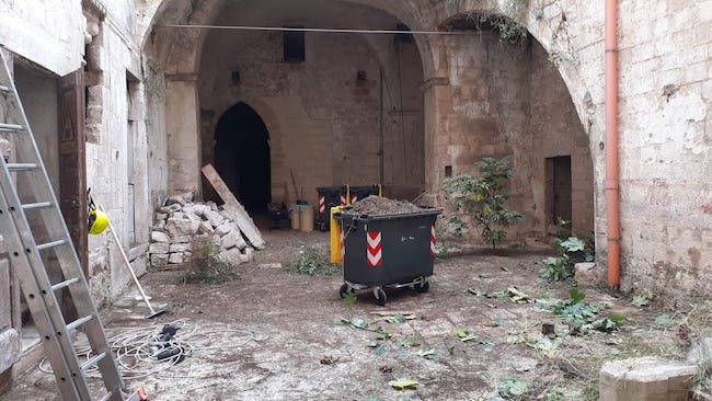 interventi di pulizia e sanificazione dal guano di Palazzo Bonelli, sant'Andrea ed ex Anagrafe. Grazie per la collaborazione e buon lavoro, Maria Pia Garrinella Comunicato stampa Pulizia, sanificazione e installazione sistemi integrati anti volatili Interventi a Palazzo Bonelli, ex Anagrafe, ex carcere di Sant’Andrea Barletta, venerdì 13 novembre 2020 - Sono cominciati e andranno avanti fino a lunedì prossimo gli interventi di bonifica di Palazzo Bonelli, dal guano dei volatili e dei piccioni in particolar modo. Si tratta di una operazione complessa, affidata dal comune di Barletta, Settore Ambiente, alla ditta Protecta srl di Altamura, che si occuperà anche, subito dopo, della bonifica dell’ex Anagrafe di via Cialdini e dell’ex carcere di Sant’Andrea. Per Palazzo Bonelli, però, tale intervento si rende ancora più necessario e importante, perché consentirà agli incaricati della Sovrintendenza di Foggia e Bat, già a partire dalla prossima settimana, di accedere in sicurezza all’immobile storico per la verifica dello stato dei luoghi, propedeutica alla progettazione, quale stazione appaltante, di interventi di messa in sicurezza e restauro, allo scopo di garantire la conservazione di questo bene culturale che sarà recuperato dal punto di vista funzionale grazie a un finanziamento ministeriale. L’intervento di Protecta prevede due fasi, quella della bonifica igienico – sanitaria, con la rimozione del guano, dei nidi e delle eventuali carcasse, e la disinfezione di tutte le superfici interessate, secondo procedure e protocolli consolidati; il guano rimosso viene raccolto e debitamente smaltito in apposite discariche. A operare ci sono addetti specializzati muniti di tutti i dispositivi di protezione individuale. La seconda fase prevede l’installazione di sistemi integrati di protezione anti volatili, che consistono in barriere antintrusione, reti che vanno a chiudere eventuali accessi e dissuasori a sproni in acciaio. “E’ doveroso - hanno detto il sindaco Cosimo Cannito e l’assessore all’Ambiente Ruggiero Passero - garantire la conservazione degli edifici storici che fanno parte del nostro patrimonio”: “Si tratta di interventi non più procrastinabili – proseguono il primo cittadino e l’assessore Passero - perché il guano, oltre a sporcare e danneggiare i monumenti arrivando a corrodere le pietre e favorendone il degrado, rappresenta anche un pericolo dal punto di vista igienico - sanitario, per la presenza di agenti patogeni e parassiti che sono veicolo di trasmissione di malattie infettive”. Gli interventi costeranno in totale 53.000 euro iva inclusa, nello specifico 14.725 per Palazzo Bonelli, 12.825 per l’ex Anagrafe di via Cialdini e 15.200 per l’ex carcere di sant’Andrea, oltre iva.