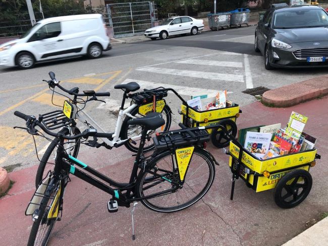 al via domani nel campo rom di japigia il ciclo di incontri per la promozione della lettura dei piccoli con la biblioteca su due ruote