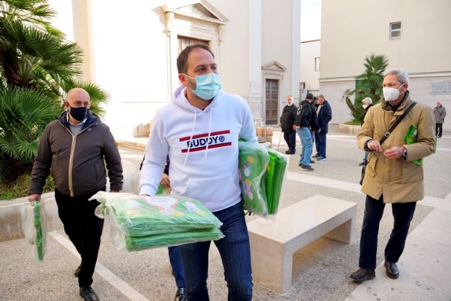 buste telate per la spesa con messaggi di sensibilizzazione ambientale tra i commercianti di santo spirito