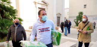 buste telate per la spesa con messaggi di sensibilizzazione ambientale tra i commercianti di santo spirito