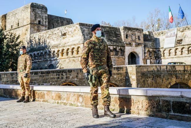 militari in attività di controllo nella città di bari