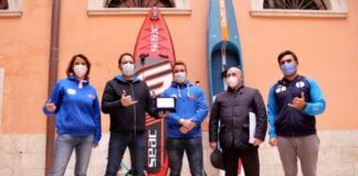 assessore petruzzelli alla consegna del riconoscimento dell’amministrazione comunale al campione italiano di sup davide alpino
