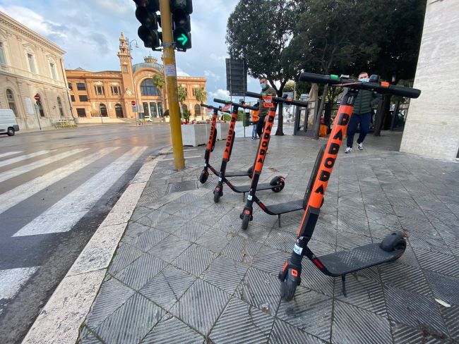 Bari, guida del monopattino elettrico: lezioni teoriche e pratiche con BIT Mobility Bari, guida del monopattino elettrico: lezioni teoriche e pratiche con BIT Mobility