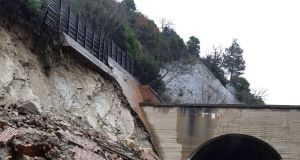orsara, crolla muro di contenimento sulla statale 90