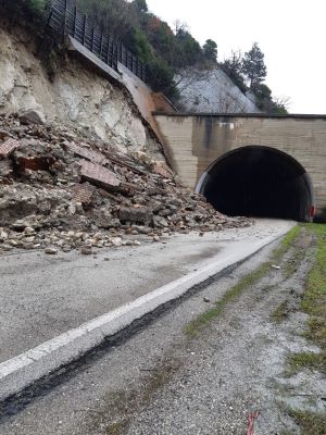 orsara, crolla muro di contenimento sulla statale 90