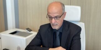 assessore puglia pier luigi lopalco con computer portatile