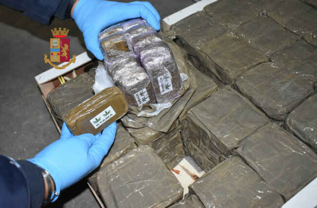 400 kg di hashish in un box, arrestati coniugi a Noicattaro