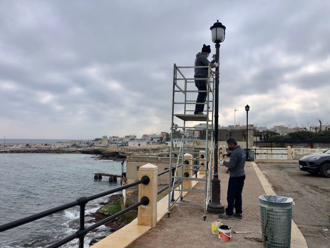 al via la riparazione dei sei pali di pubblica illuminazione sul lungomare di torre a mare