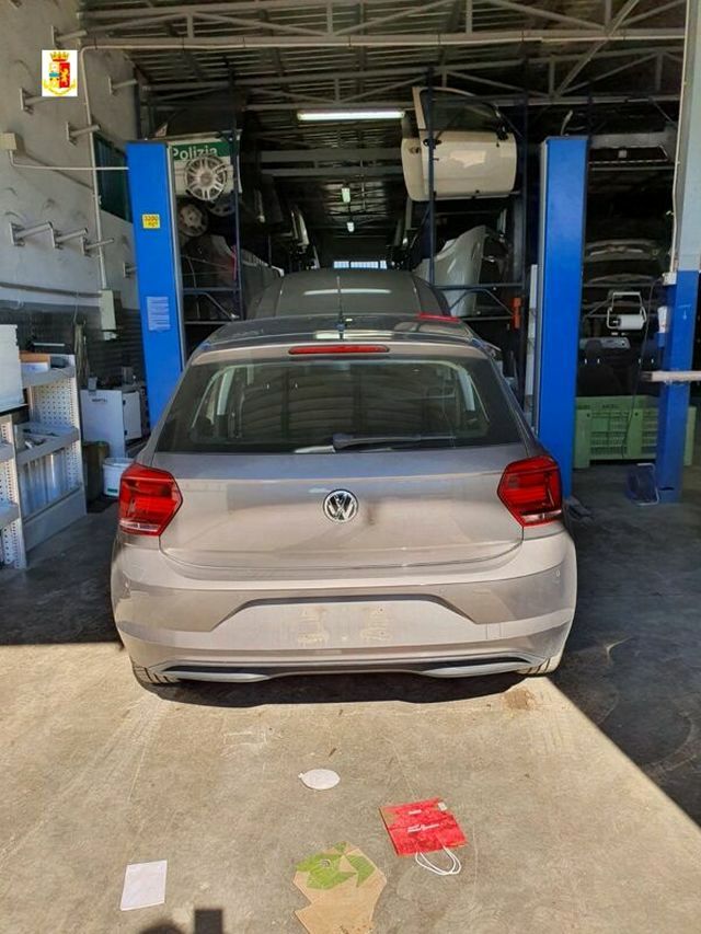 Auto rubata a Pescara ritrovata in un capannone aziendale a Cerignola
