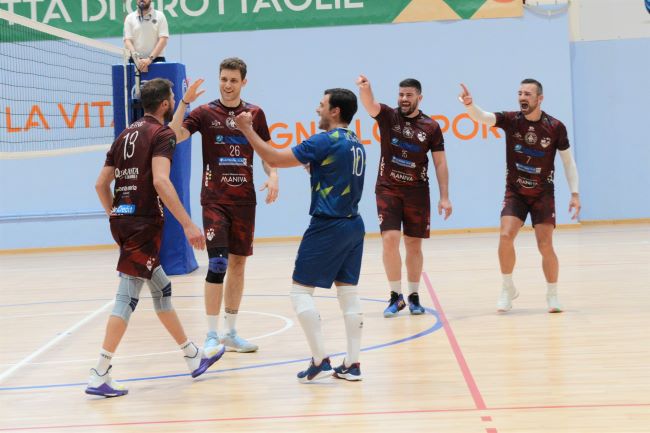 volley club grottaglie gara 1 è granata, battuto il cus bari 3-0