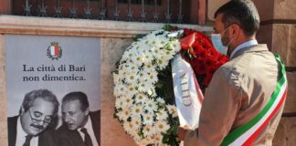 29° anniversario della strage di via d’amelio -il sindaco depone una corona di fiori sulla facciata esterna di palazzo di città