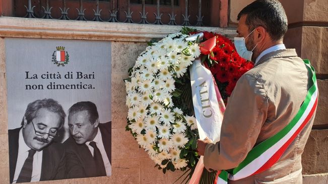 29° anniversario della strage di via d’amelio -il sindaco depone una corona di fiori sulla facciata esterna di palazzo di città