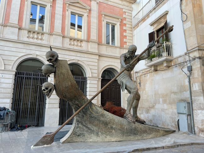 caronte, scultura in cartapesta