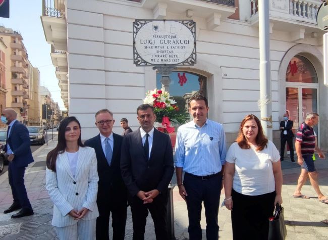 celebrazioni del trentennale_corona di fiori omaggio gurakuqi