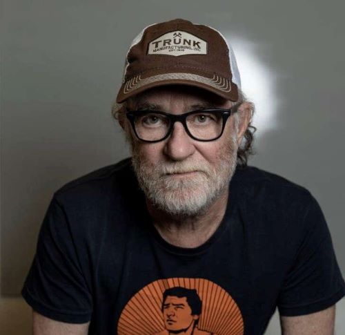 francesco de gregori con cappellino e t-shirt